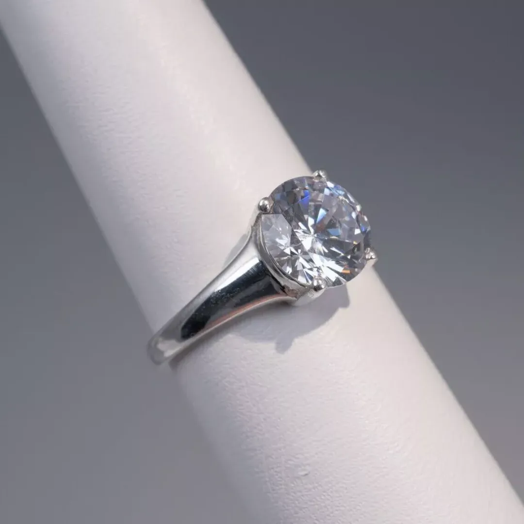 /public/photos/live/Round Cut Solitaire Moissanite Muse Engagement Ring 597 (3).webp